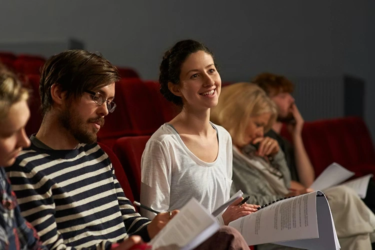 actors-sitting-in-theatre-with-scripts-750x500.webp