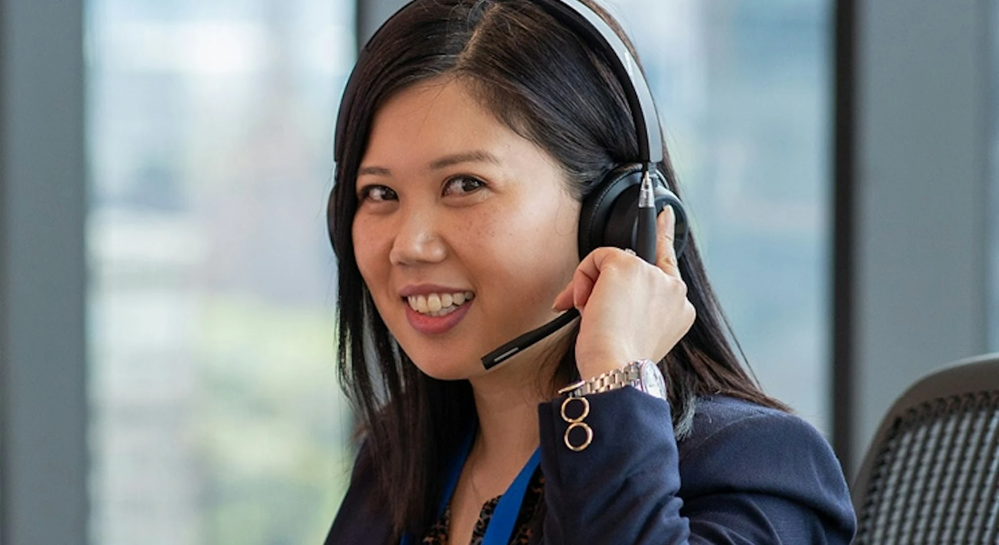 smiling-woman-call-center-representative-with-headset.webp