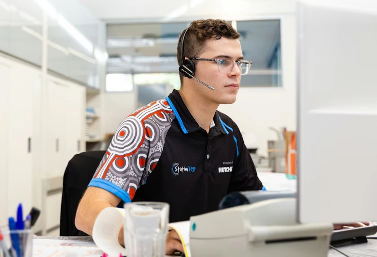 Cbus-broadcast-man-at-computer_753x513.webp
