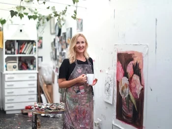 accum-woman-smiling-holding-a-cup.webp